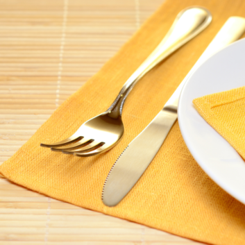 Jogos americanos limpos e bem cuidados, prontos para uso em mesas de restaurantes.