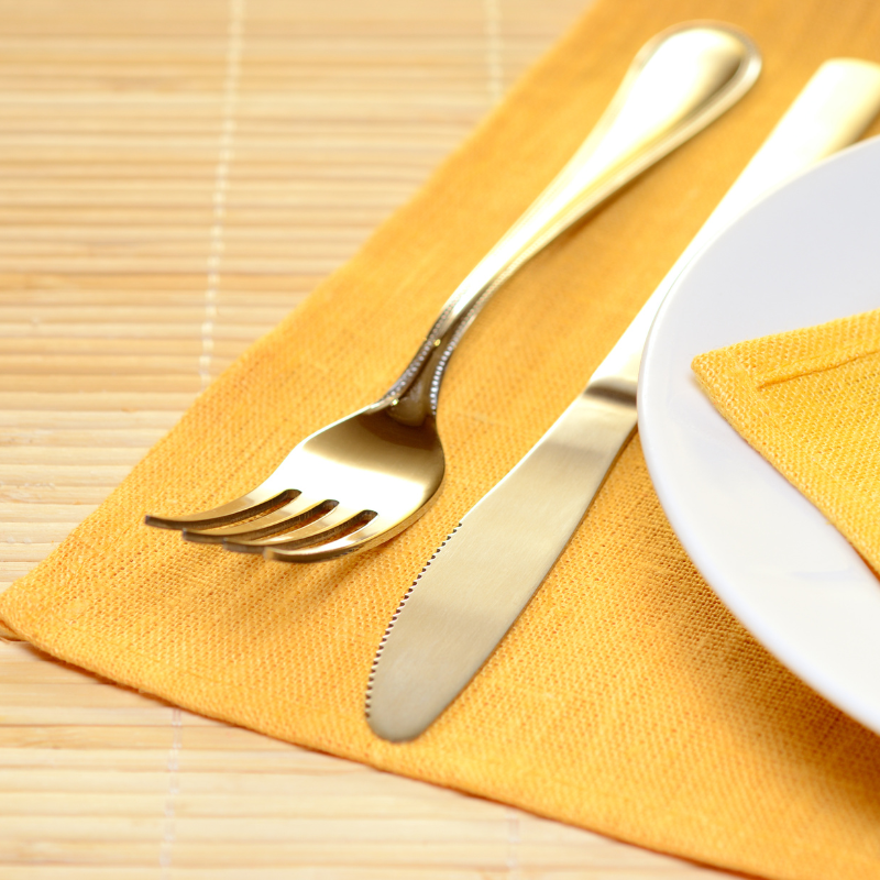 Jogos americanos limpos e bem cuidados, prontos para uso em mesas de restaurantes.
