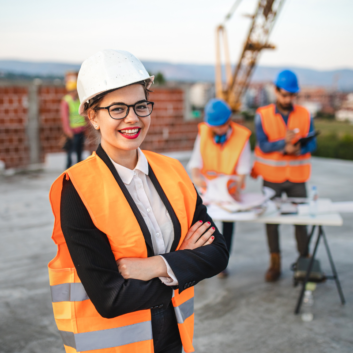Uniformes de construção civil limpos e tratados para durabilidade.