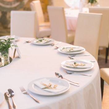 Toalhas brancas e limpas após lavagem profissional para restaurantes e buffe em São Paulo.