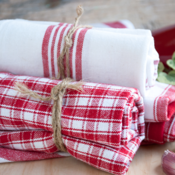 Panos de cozinha limpos e higienizados, prontos para uso em cozinhas de restaurantes.