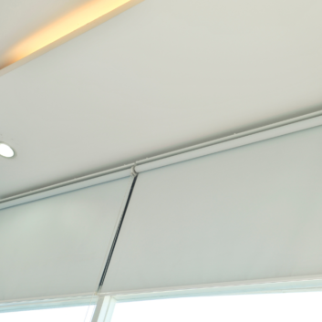 Cortinas e persianas limpas e higienizadas, prontas para uso em ambientes de restaurantes.