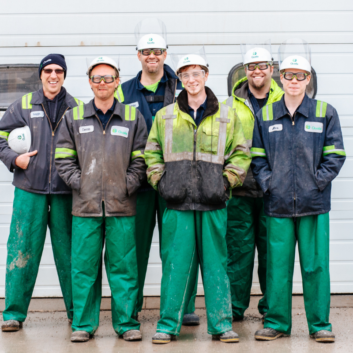 Uniformes metalúrgicos higienizados e prontos para uso industrial.